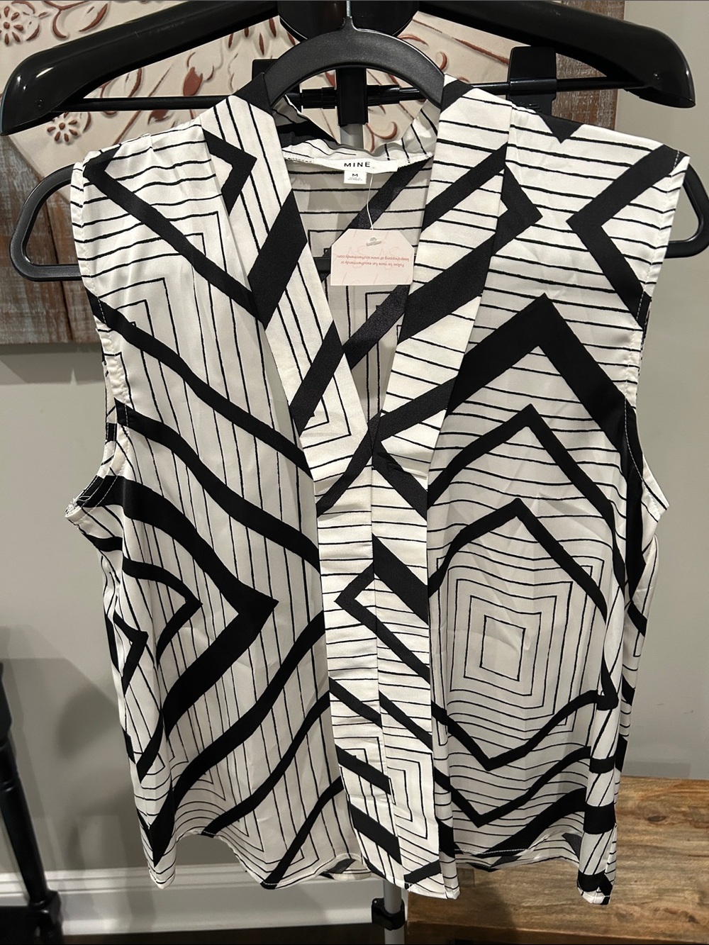 MINE Woman’s Black & White Geometric V-Neck Sleeveless Top NWT Sz Med